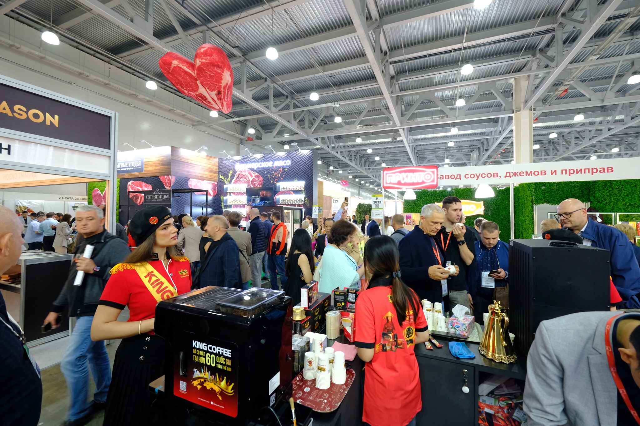Rời "công xưởng" lên kệ hàng sang xịn - Tham chiếu từ lộ trình của King Coffee